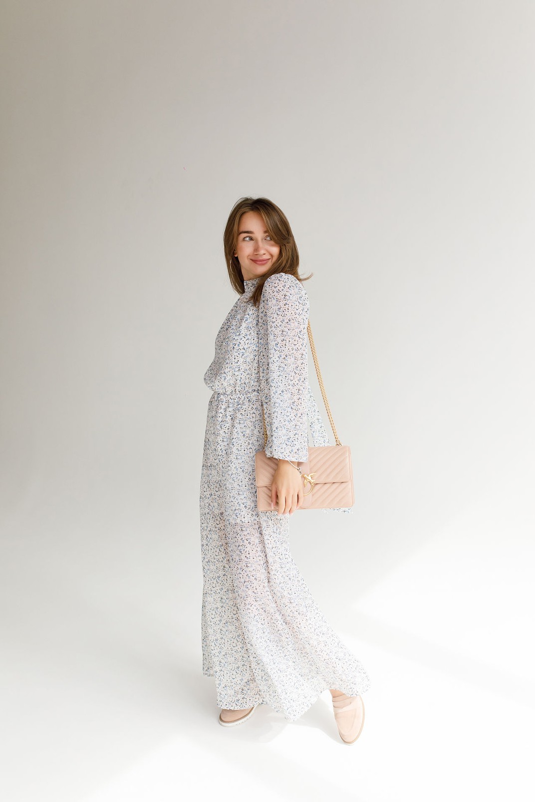 Белый шифоновый комбинезон в цветке —  217540. Maritel