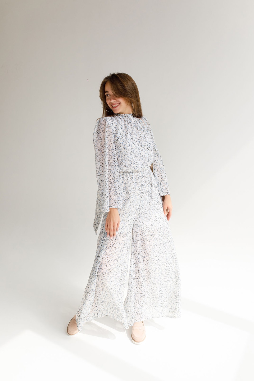 Белый шифоновый комбинезон в цветке —  217540. Maritel. Изображенние 2