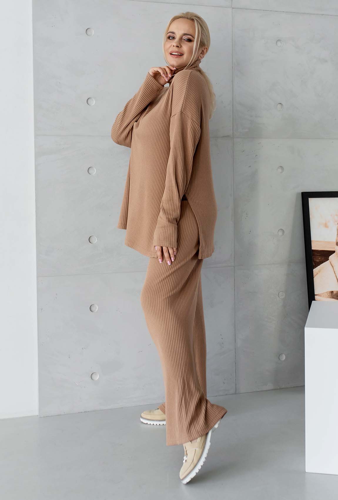 Бежевый костюм рубчик — 198010. Maritel. Изображенние 2 Бежевый костюм рубчик — 198010. Maritel. Изображенние 2