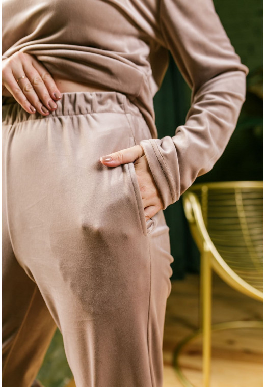 Бежевий велюровий домашній костюм — 599354. Maritel. Зображення 1 Бежевий велюровий домашній костюм — 599354. Maritel. Зображення 1