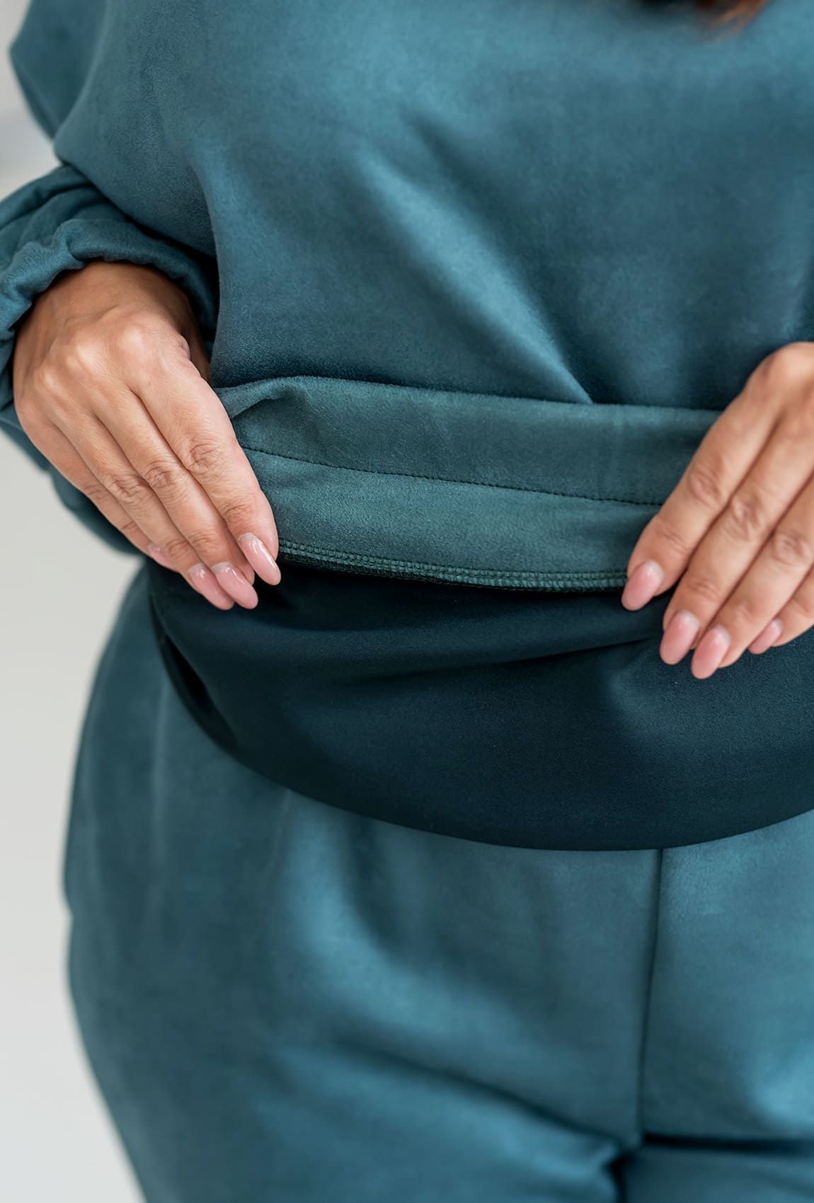 Смарагдовий замшевий костюм з худі — 753986. Maritel. Зображення 2 Смарагдовий замшевий костюм з худі — 753986. Maritel. Зображення 2