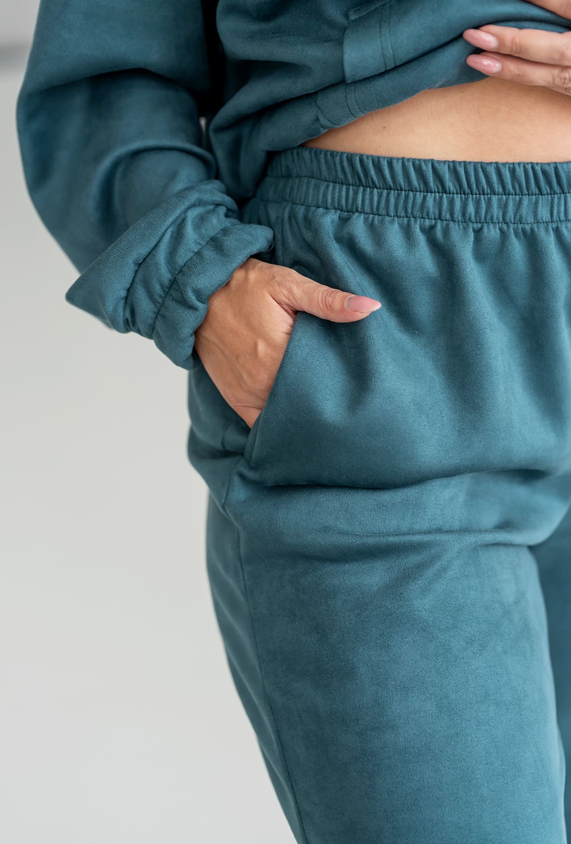 Смарагдовий замшевий костюм з худі — 753986. Maritel. Зображення 1 Смарагдовий замшевий костюм з худі — 753986. Maritel. Зображення 1