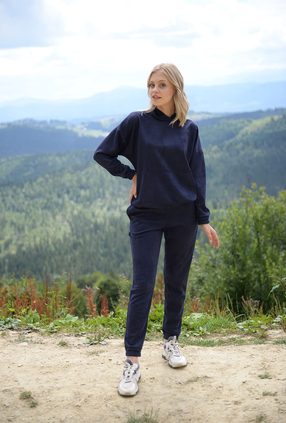 Темно-синій замшевий костюм з худі —  616329. Maritel