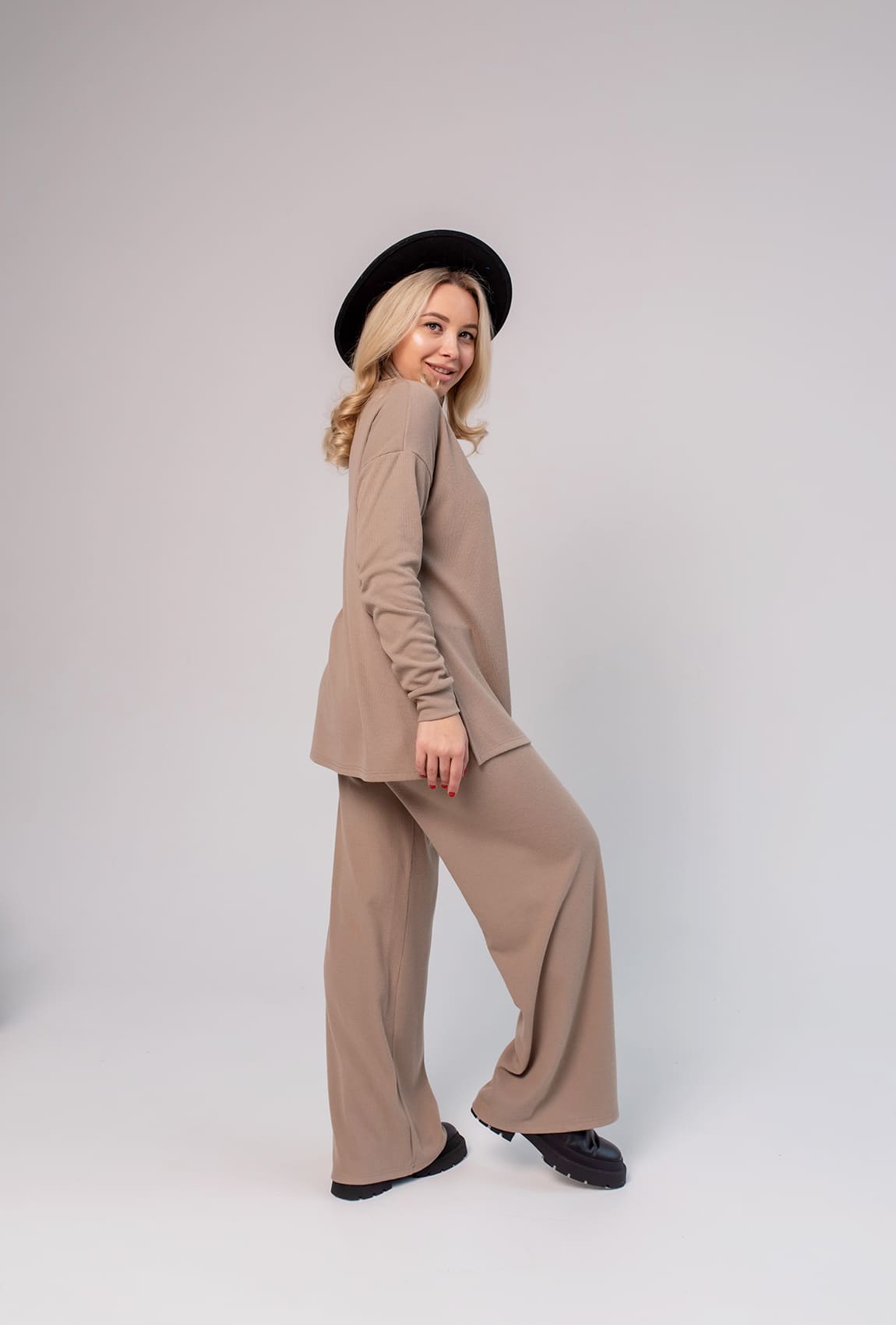 Бежевый костюм комфорт — 793025. Maritel. Изображенние 1 Бежевый костюм комфорт — 793025. Maritel. Изображенние 1