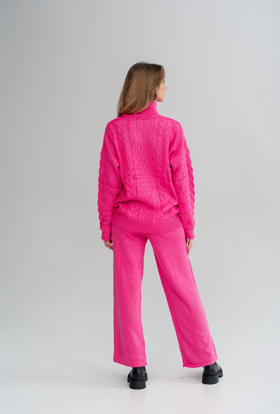 Малиновый вязаный костюм коса — 345029. Maritel. Изображенние 2 Малиновый вязаный костюм коса — 345029. Maritel. Изображенние 2
