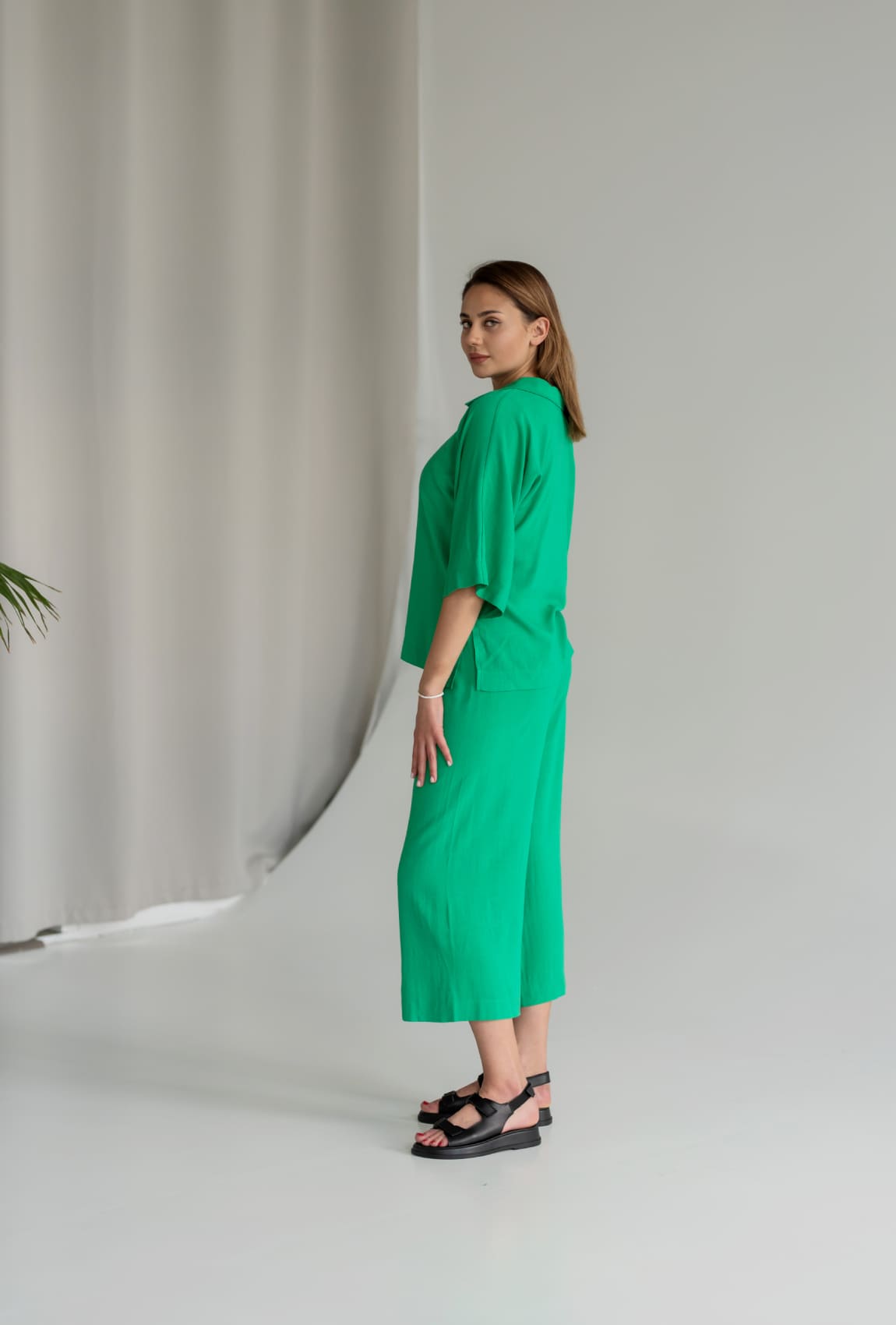 Зеленый льняной костюм с кюлотами — 528644. Maritel. Изображенние 1 Зеленый льняной костюм с кюлотами — 528644. Maritel. Изображенние 1