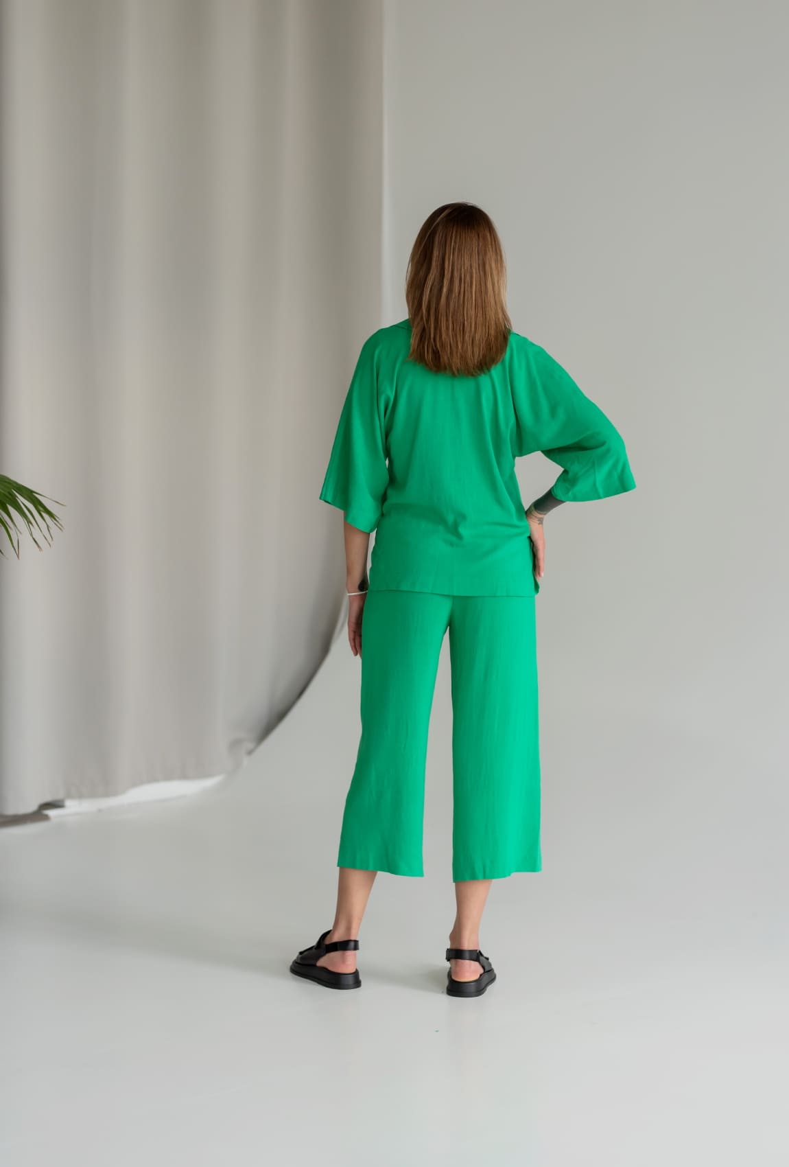 Зеленый льняной костюм с кюлотами — 528644. Maritel. Изображенние 2 Зеленый льняной костюм с кюлотами — 528644. Maritel. Изображенние 2