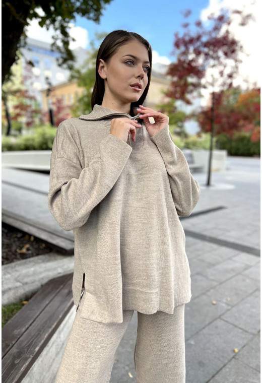 Бежевый вязаный костюм с молнией — 759925. Maritel. Изображенние 1 Бежевый вязаный костюм с молнией — 759925. Maritel. Изображенние 1