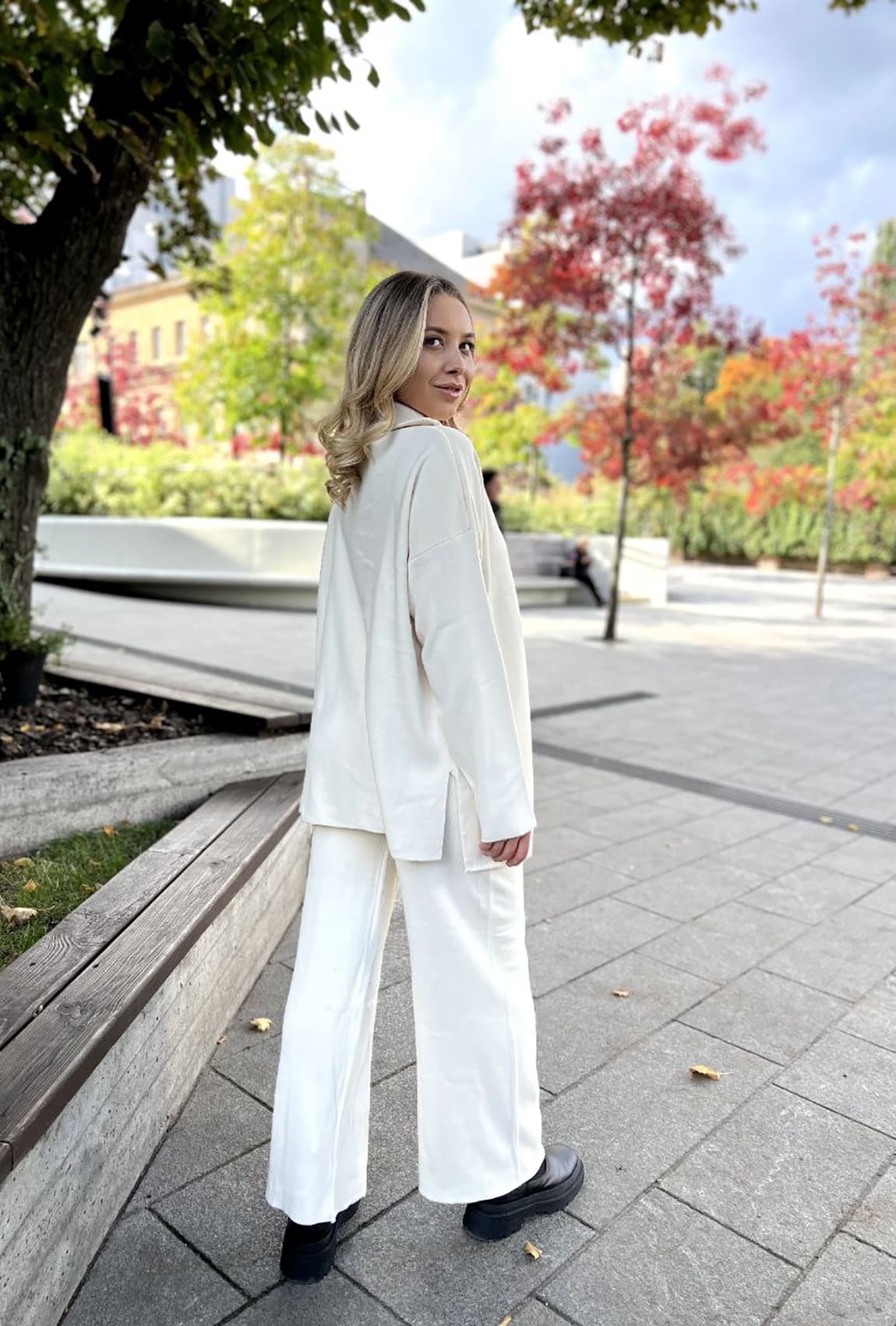 Молочный костюм вязаный с молнией кольцо — 596293. Maritel. Изображенние 1 Молочный костюм вязаный с молнией кольцо — 596293. Maritel. Изображенние 1