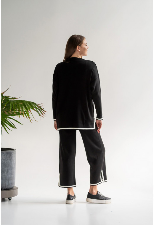 Чорний в'язаний костюм з окантовкою — 289684. Maritel. Зображення 1 Чорний в'язаний костюм з окантовкою — 289684. Maritel. Зображення 1