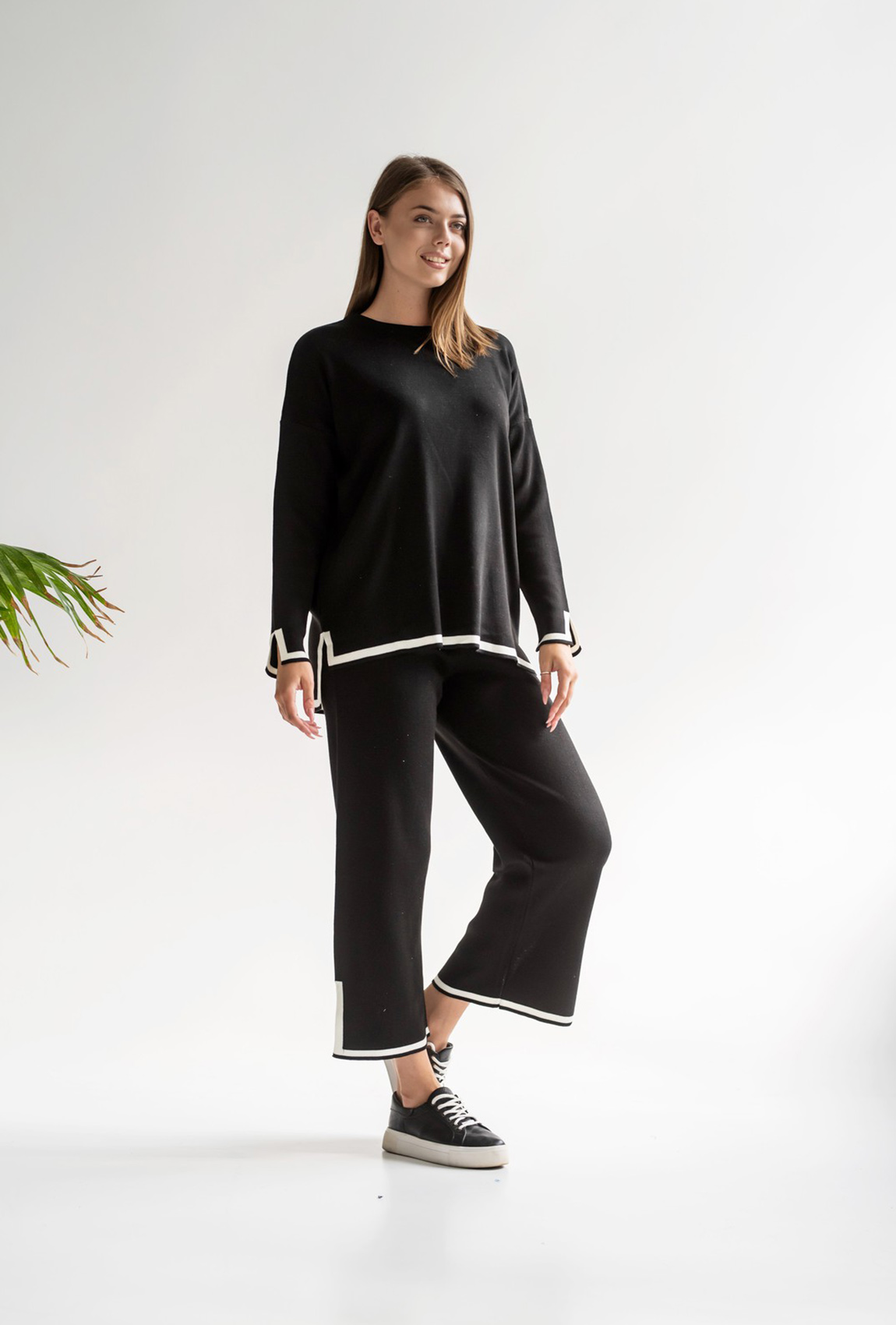 Чорний в'язаний костюм з окантовкою —  289684. Maritel