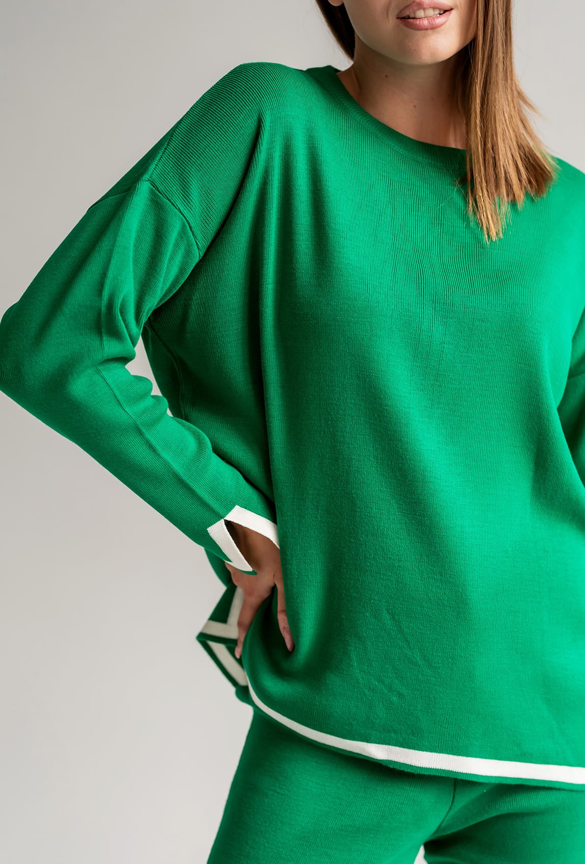 Зеленый вязаный костюм с окантовкой — 931719. Maritel. Изображенние 1 Зеленый вязаный костюм с окантовкой — 931719. Maritel. Изображенние 1