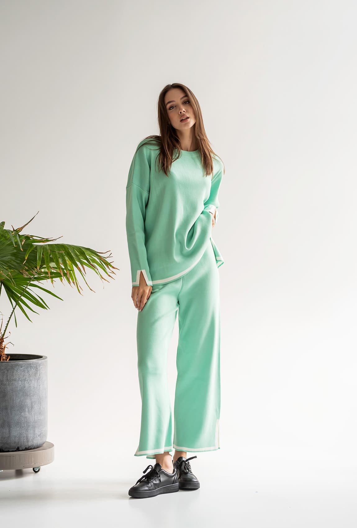 Ментоловый вязаный костюм с окантовкой — 576191. Maritel. Изображенние 1 Ментоловый вязаный костюм с окантовкой — 576191. Maritel. Изображенние 1