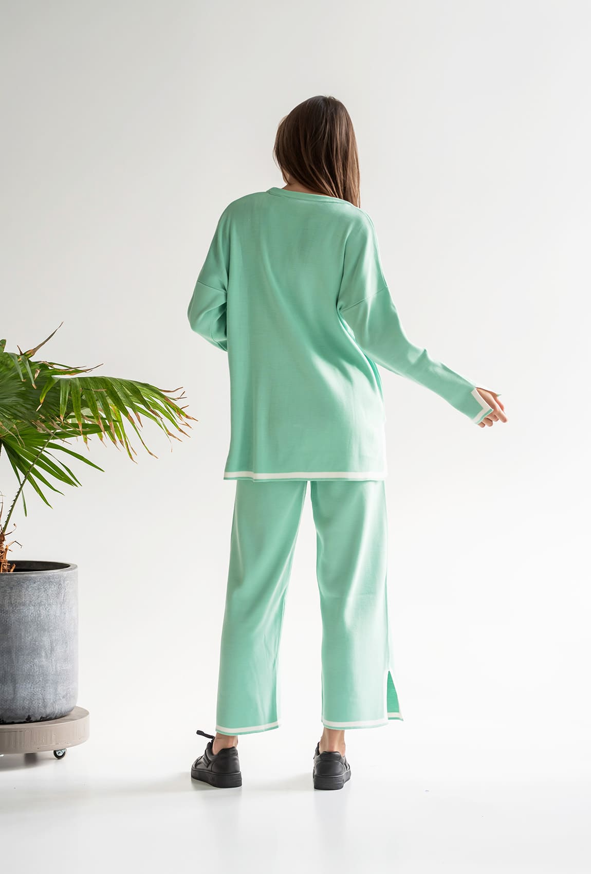 Ментоловый вязаный костюм с окантовкой — 576191. Maritel. Изображенние 2 Ментоловый вязаный костюм с окантовкой — 576191. Maritel. Изображенние 2