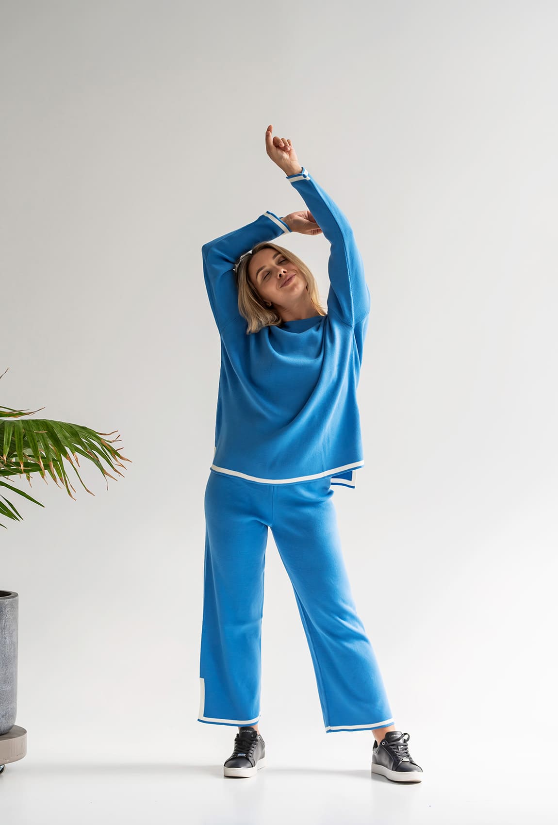 Голубой вязаный костюм с окантовкой — 727294. Maritel Голубой вязаный костюм с окантовкой — 727294. Maritel