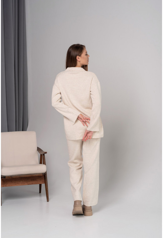 Бежевый костюм с поло воротничком — 788883. Maritel. Изображенние 1 Бежевый костюм с поло воротничком — 788883. Maritel. Изображенние 1