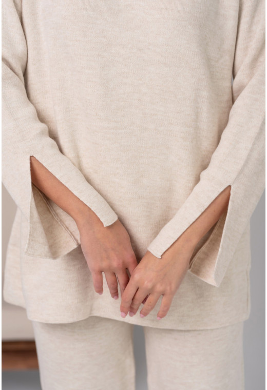 Бежевый костюм с поло воротничком — 788883. Maritel. Изображенние 2 Бежевый костюм с поло воротничком — 788883. Maritel. Изображенние 2