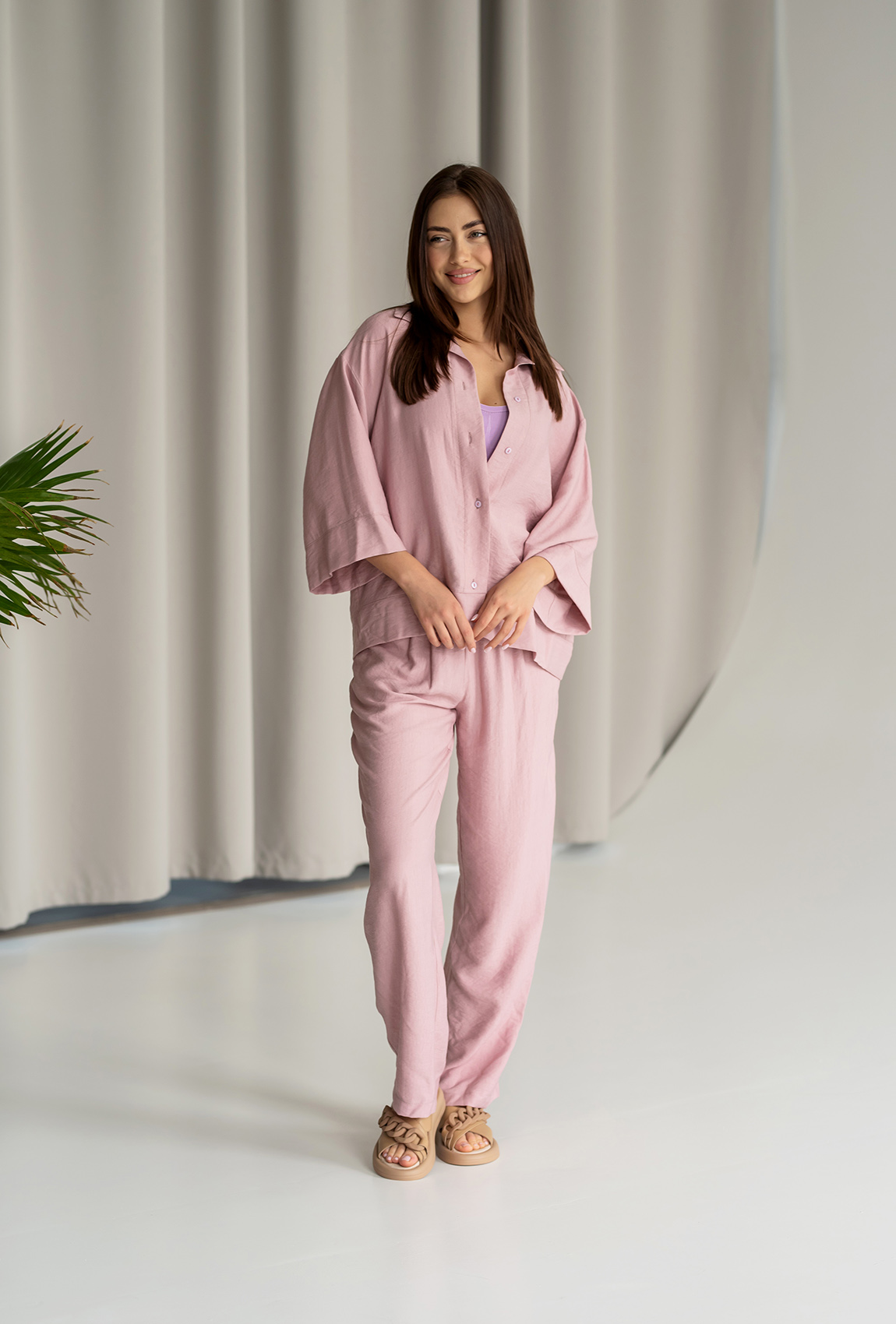 Пудровый брючный костюм с летним жакетом —  763025. Maritel