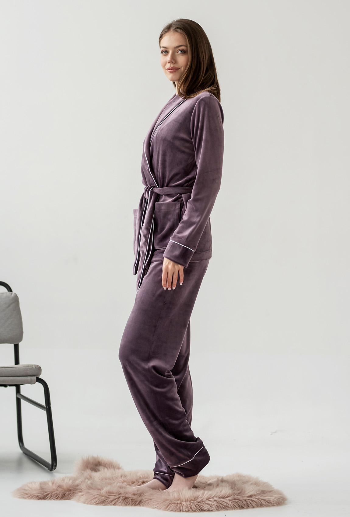 Лиловый велюровый костюм шаль с карманами —  187971. Maritel. Изображенние 1 Лиловый велюровый костюм шаль с карманами —  187971. Maritel. Изображенние 1