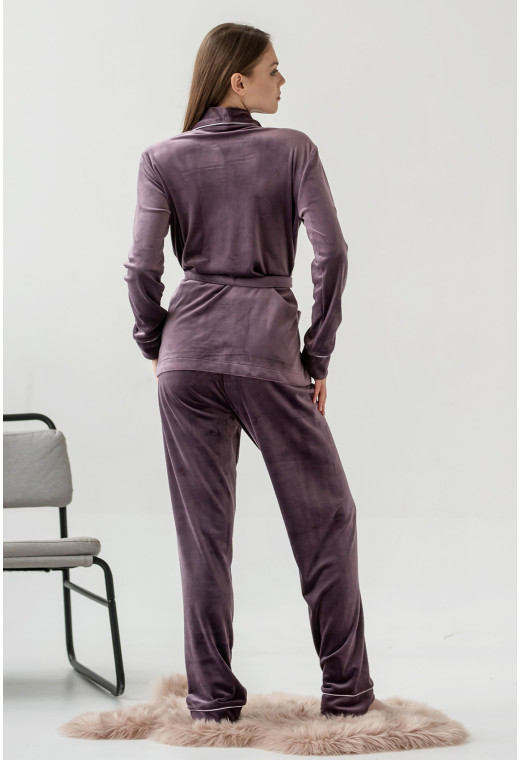 Ліловий велюровий костюм шаль з кишенями — 187971. Maritel. Зображення 2 Ліловий велюровий костюм шаль з кишенями — 187971. Maritel. Зображення 2