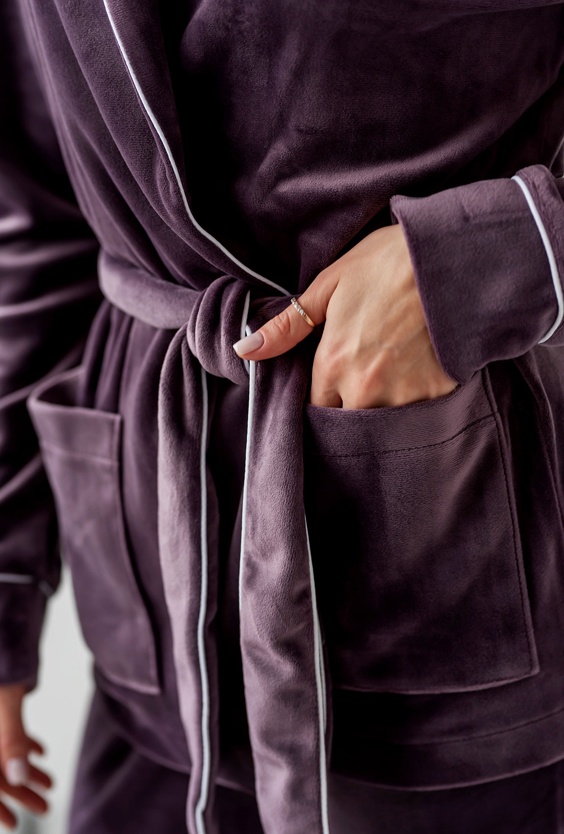 Лиловый велюровый костюм шаль с карманами —  187971. Maritel. Изображенние 3 Лиловый велюровый костюм шаль с карманами —  187971. Maritel. Изображенние 3