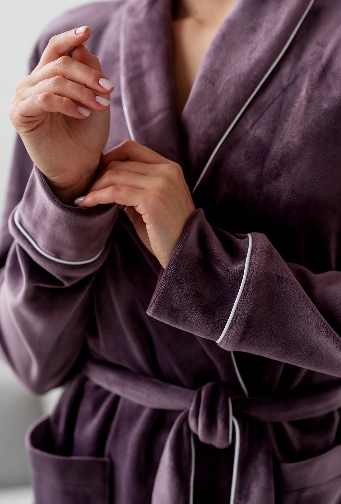 Лиловый велюровый костюм шаль с карманами —  187971. Maritel. Изображенние 4 Лиловый велюровый костюм шаль с карманами —  187971. Maritel. Изображенние 4