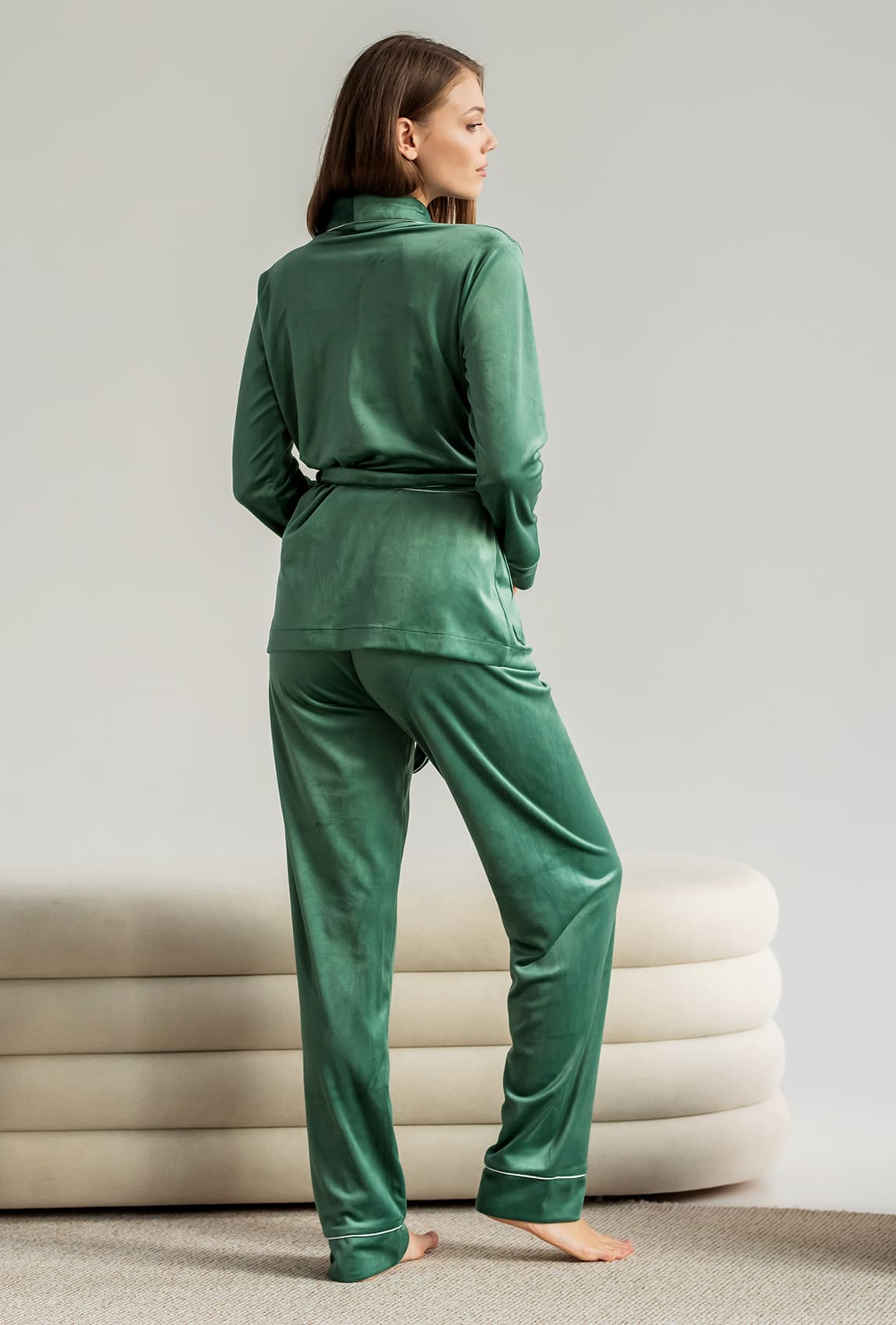 Оливковый велюровый костюм шаль с карманами — 252146. Maritel. Изображенние 1 Оливковый велюровый костюм шаль с карманами — 252146. Maritel. Изображенние 1