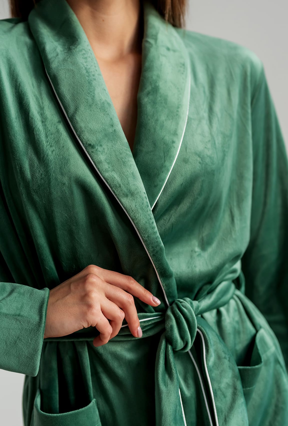 Оливковый велюровый костюм шаль с карманами — 252146. Maritel. Изображенние 2 Оливковый велюровый костюм шаль с карманами — 252146. Maritel. Изображенние 2