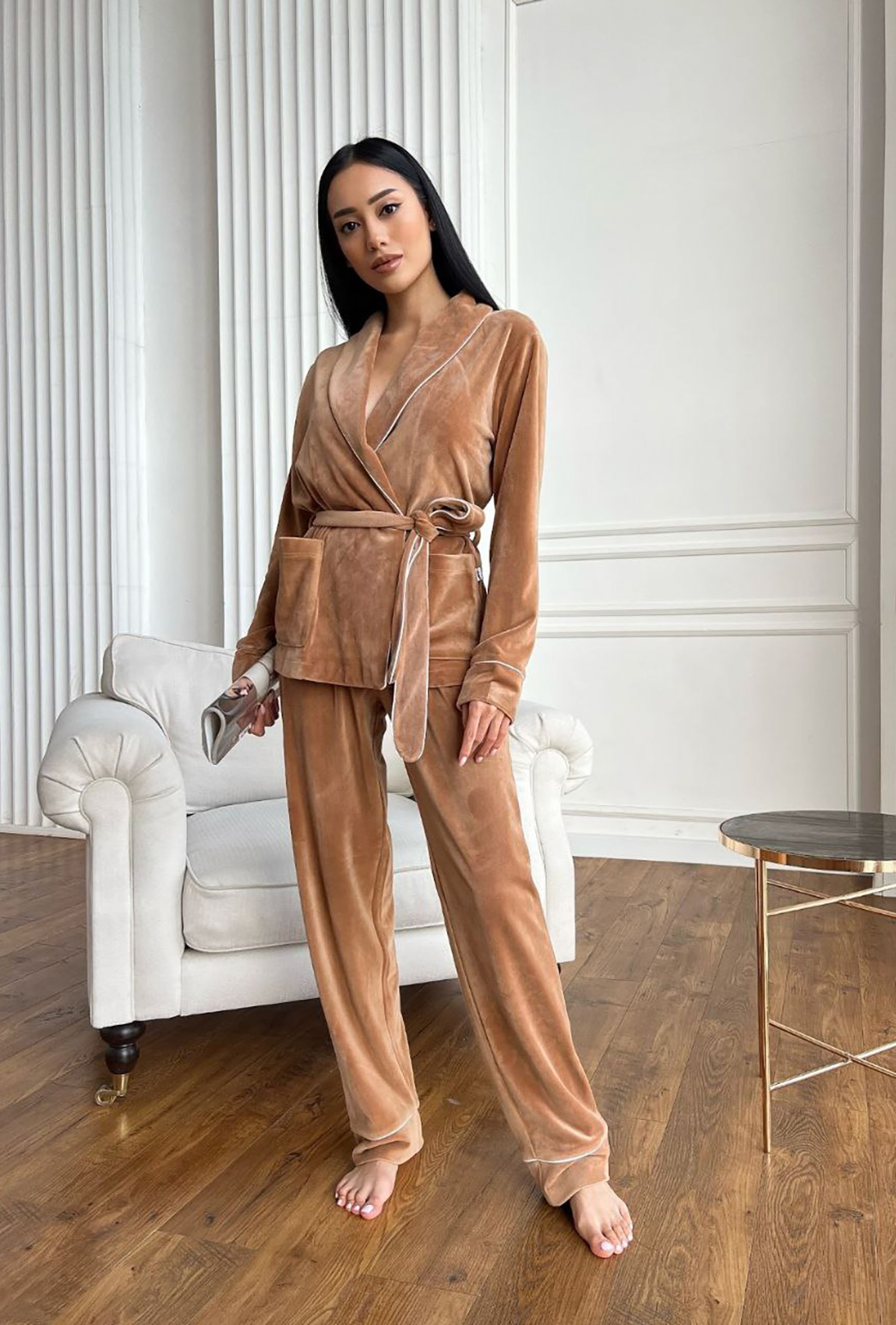 Бежевый велюровый костюм шаль с карманами —  452825. Maritel