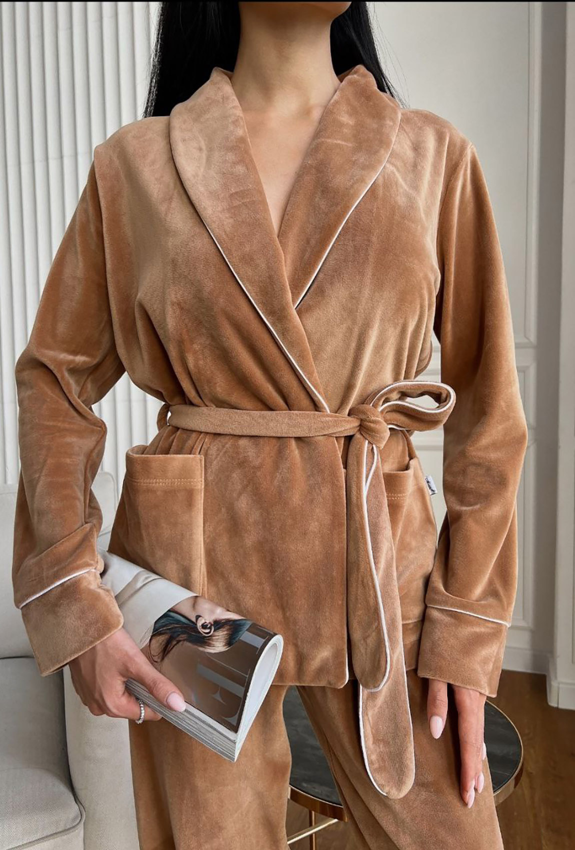 Бежевый велюровый костюм шаль с карманами —  452825. Maritel. Изображенние 1