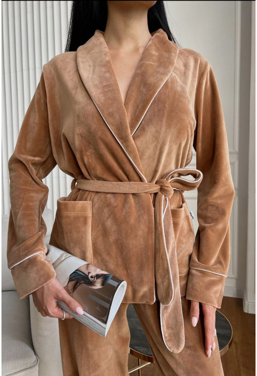 Бежевый велюровый костюм шаль с карманами — 452825. Maritel. Изображенние 1 Бежевый велюровый костюм шаль с карманами — 452825. Maritel. Изображенние 1