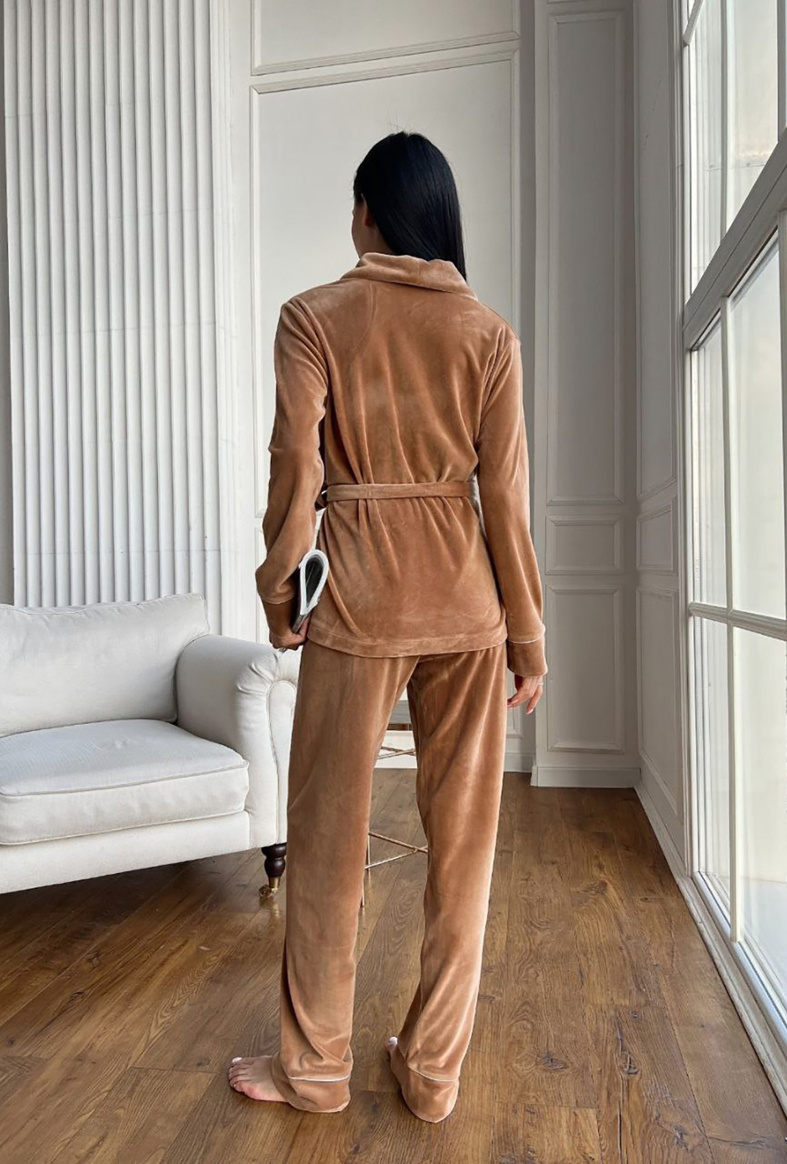 Бежевый велюровый костюм шаль с карманами —  452825. Maritel. Изображенние 2