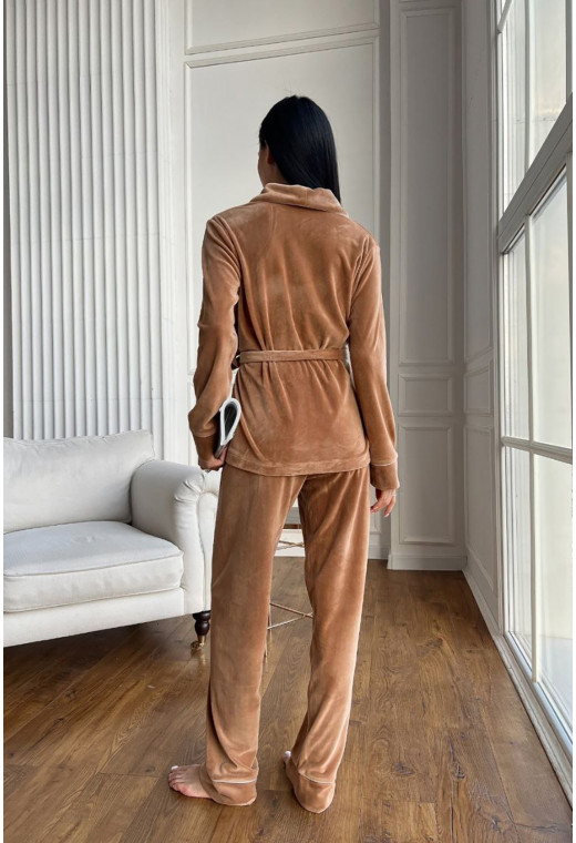 Бежевый велюровый костюм шаль с карманами — 452825. Maritel. Изображенние 2 Бежевый велюровый костюм шаль с карманами — 452825. Maritel. Изображенние 2