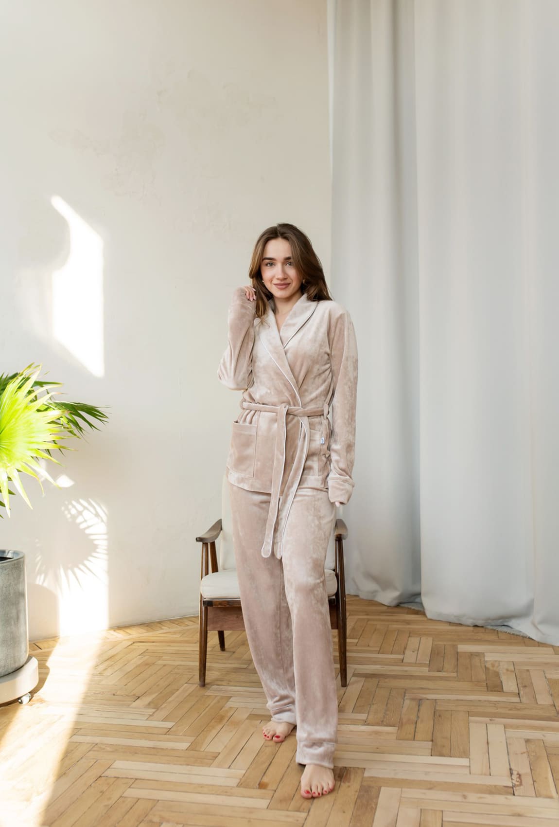 Бежевый велюровый костюм шаль с карманами —  940880. Maritel