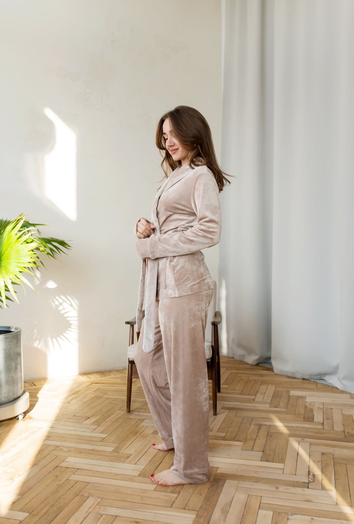 Бежевый велюровый костюм шаль с карманами —  940880. Maritel. Изображенние 1