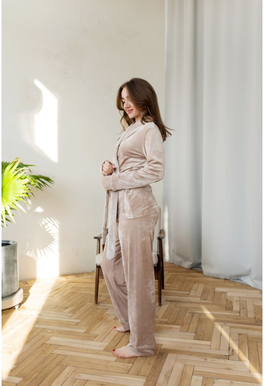 Бежевый велюровый костюм шаль с карманами — 940880. Maritel. Изображенние 1 Бежевый велюровый костюм шаль с карманами — 940880. Maritel. Изображенние 1