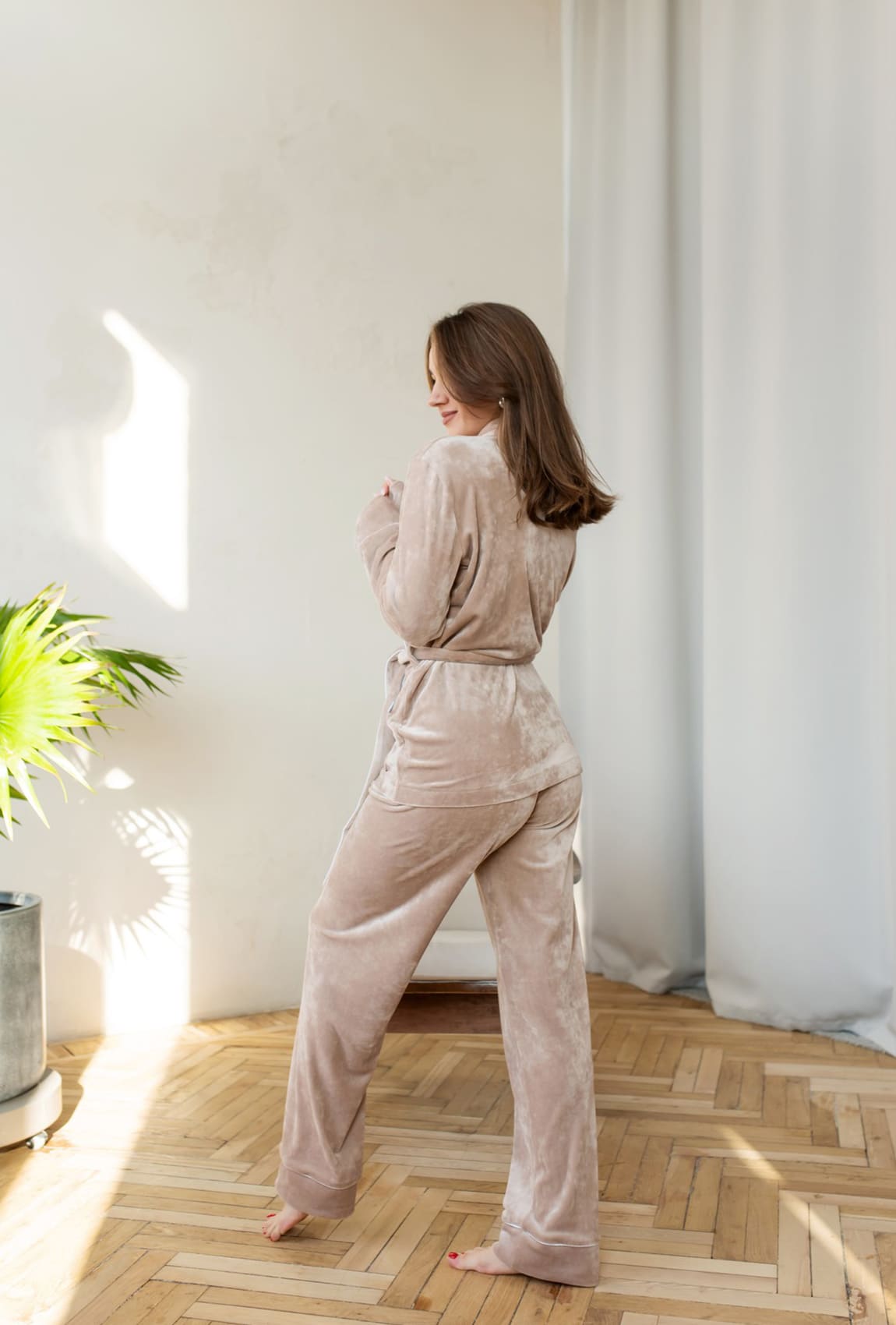 Бежевый велюровый костюм шаль с карманами —  940880. Maritel. Изображенние 2