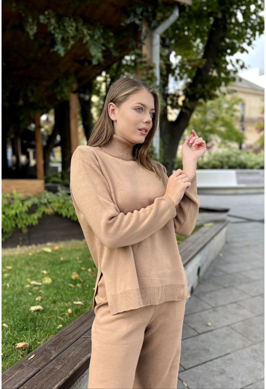 Бежевый костюм со свитером под горло — 908117. Maritel. Изображенние 1 Бежевый костюм со свитером под горло — 908117. Maritel. Изображенние 1