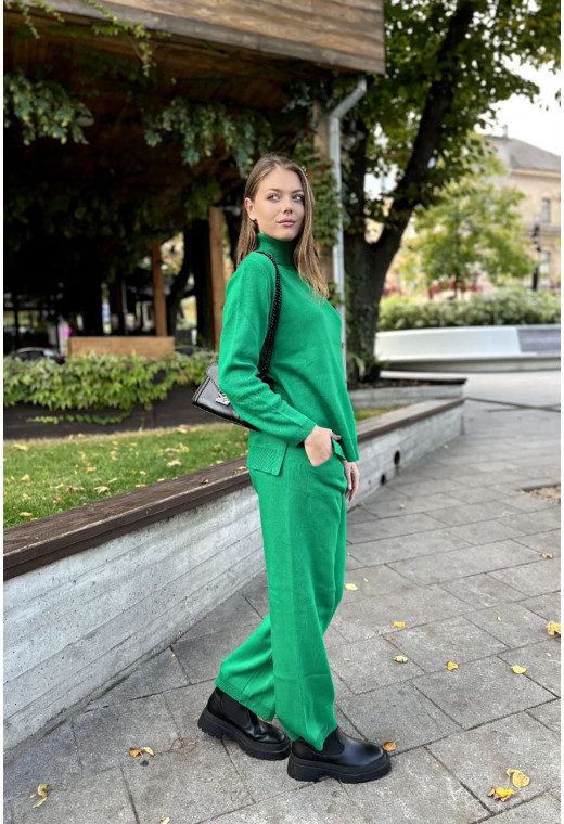 Зеленый костюм со свитером под горло — 959479. Maritel. Изображенние 1 Зеленый костюм со свитером под горло — 959479. Maritel. Изображенние 1