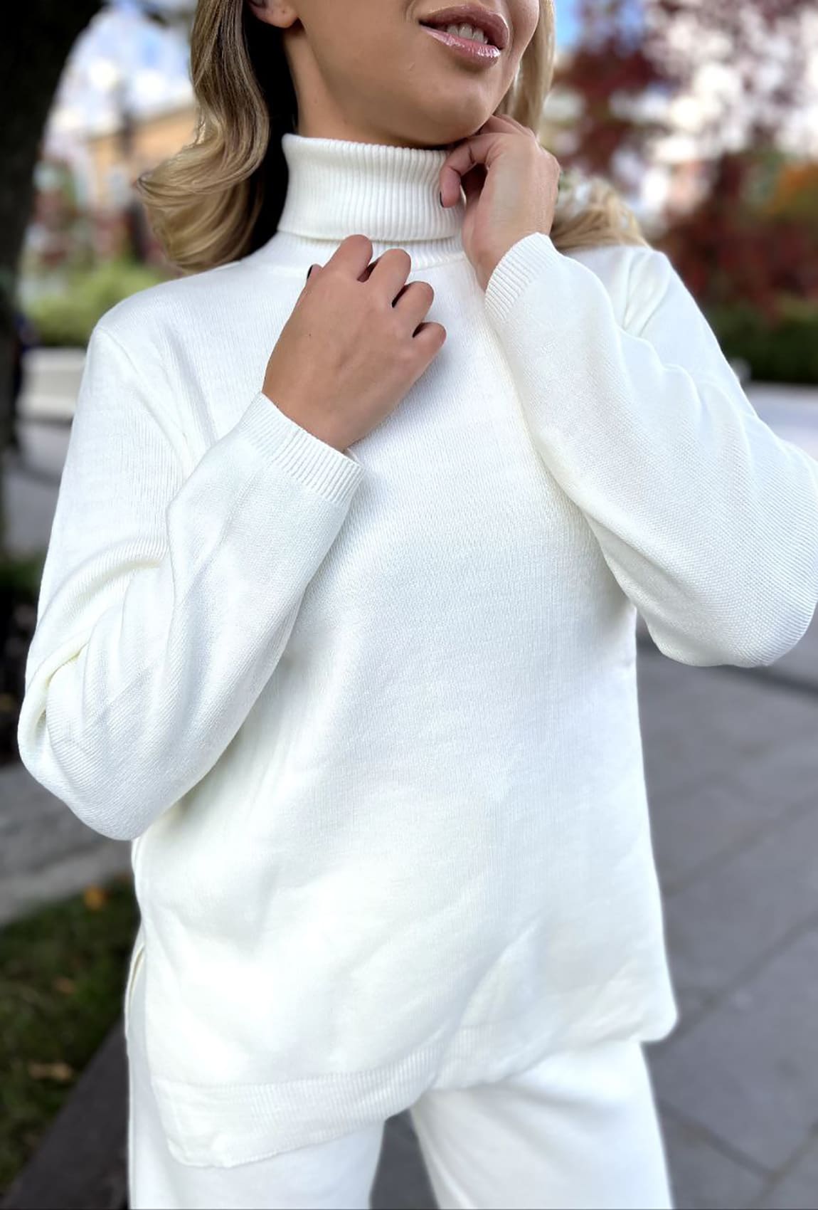 Молочный костюм со свитером под горло — 254891. Maritel. Изображенние 1 Молочный костюм со свитером под горло — 254891. Maritel. Изображенние 1