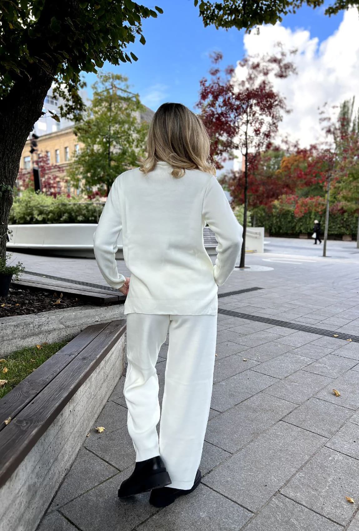 Молочный костюм со свитером под горло — 254891. Maritel. Изображенние 2 Молочный костюм со свитером под горло — 254891. Maritel. Изображенние 2