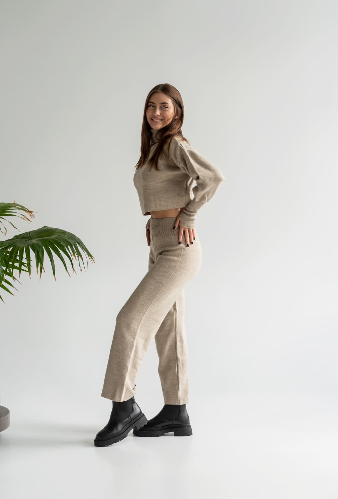 Бежевый вязаный костюм с укороченным свитером — 897521. Maritel. Изображенние 2 Бежевый вязаный костюм с укороченным свитером — 897521. Maritel. Изображенние 2