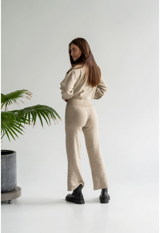 Бежевый вязаный костюм с укороченным свитером — 897521. Maritel. Изображенние 1 Бежевый вязаный костюм с укороченным свитером — 897521. Maritel. Изображенние 1