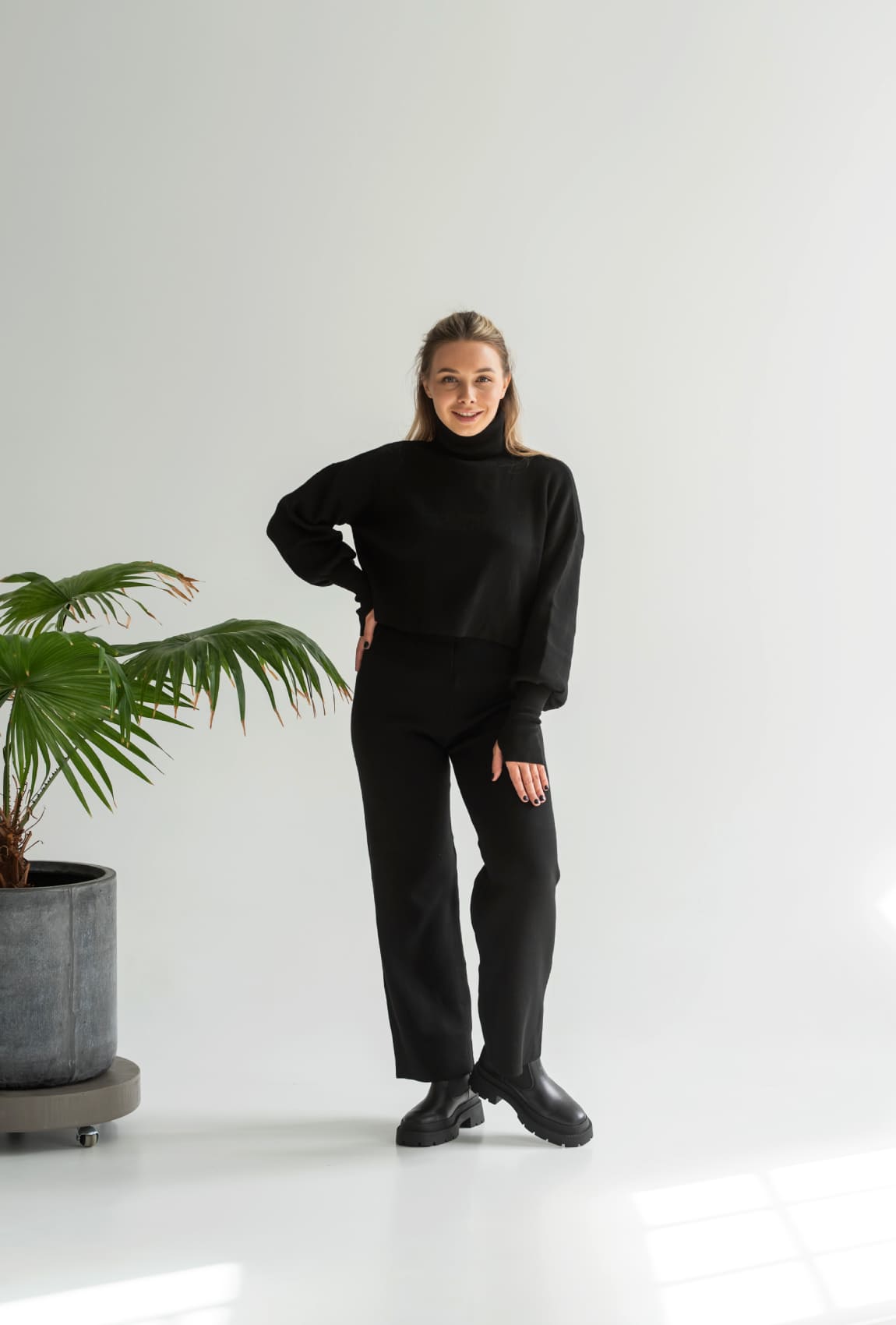 Черный вязаный костюм с укороченным свитером — 297605. Maritel Черный вязаный костюм с укороченным свитером — 297605. Maritel