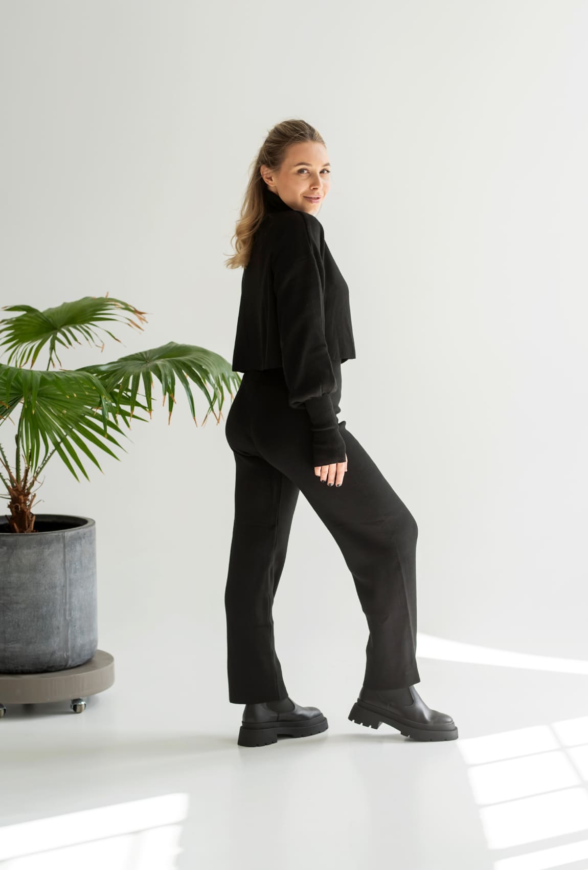 Черный вязаный костюм с укороченным свитером — 297605. Maritel. Изображенние 2 Черный вязаный костюм с укороченным свитером — 297605. Maritel. Изображенние 2