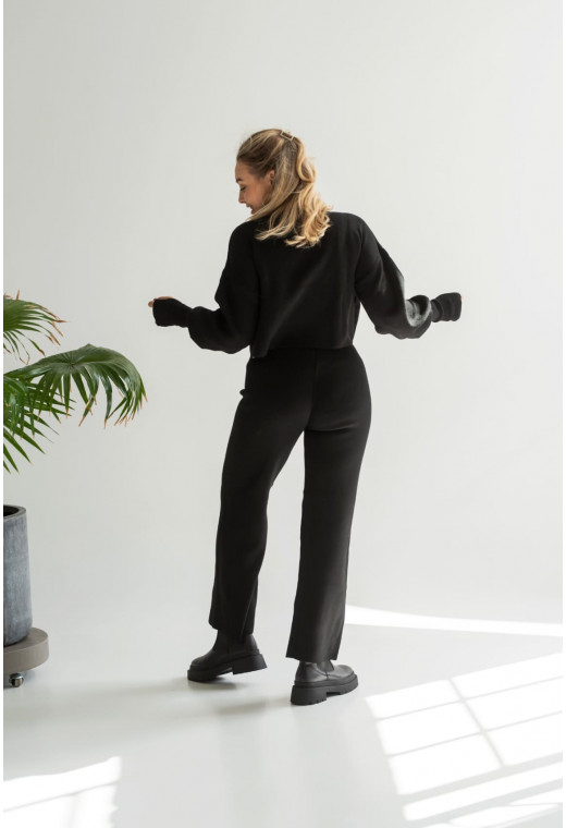 Черный вязаный костюм с укороченным свитером — 297605. Maritel. Изображенние 1 Черный вязаный костюм с укороченным свитером — 297605. Maritel. Изображенние 1