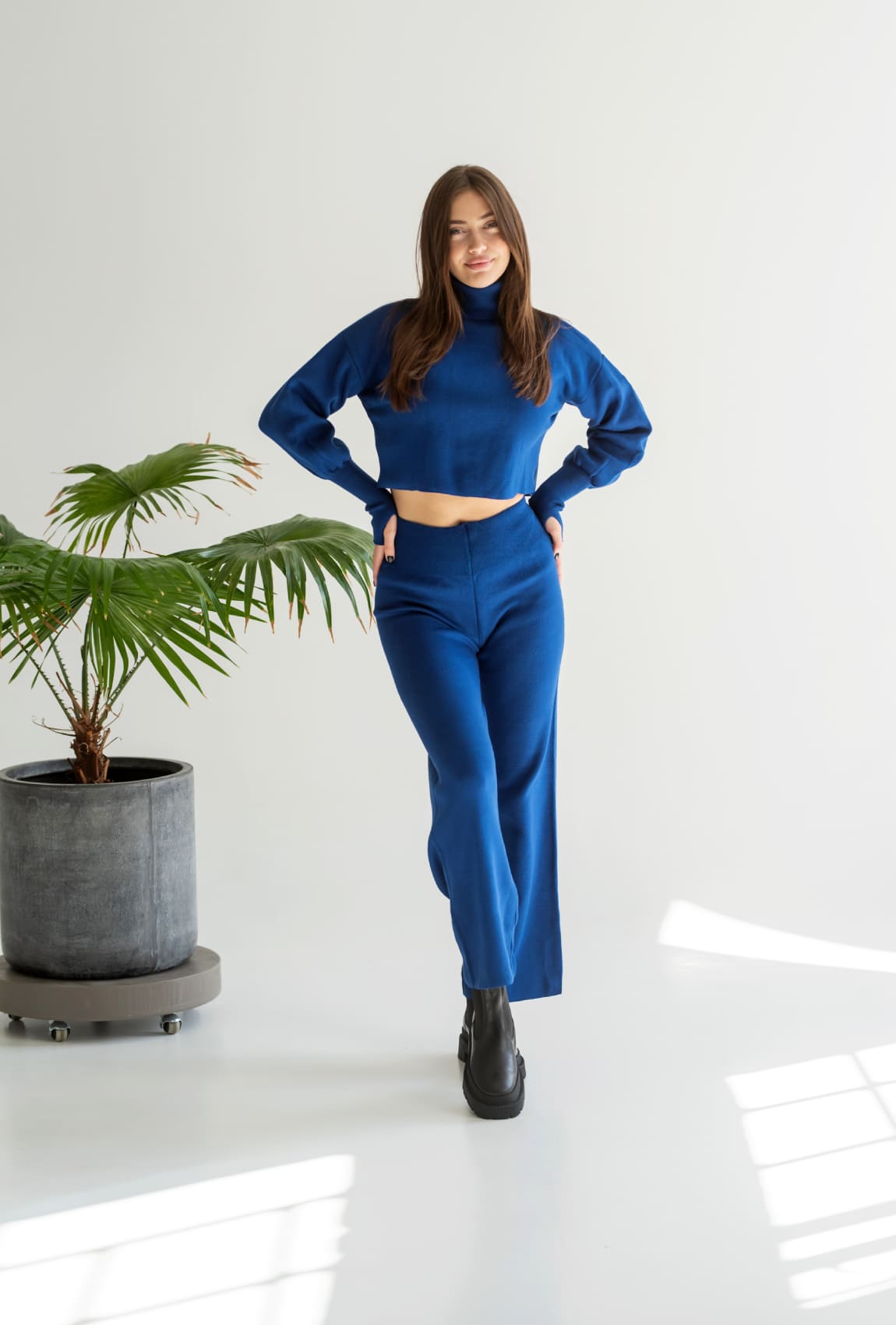 Вязаный костюм с укороченным свитером электрик — 391667. Maritel Вязаный костюм с укороченным свитером электрик — 391667. Maritel