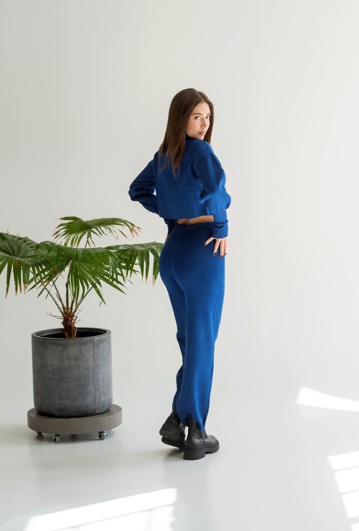 Вязаный костюм с укороченным свитером электрик — 391667. Maritel. Изображенние 2 Вязаный костюм с укороченным свитером электрик — 391667. Maritel. Изображенние 2