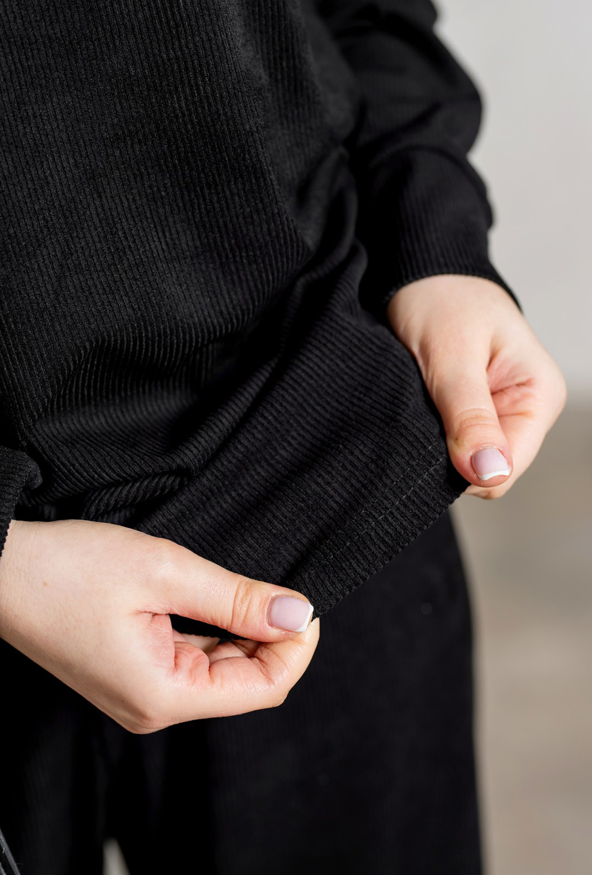 Чорний вельветовий костюм в рубчик — 588096. Maritel. Зображення 2 Чорний вельветовий костюм в рубчик — 588096. Maritel. Зображення 2