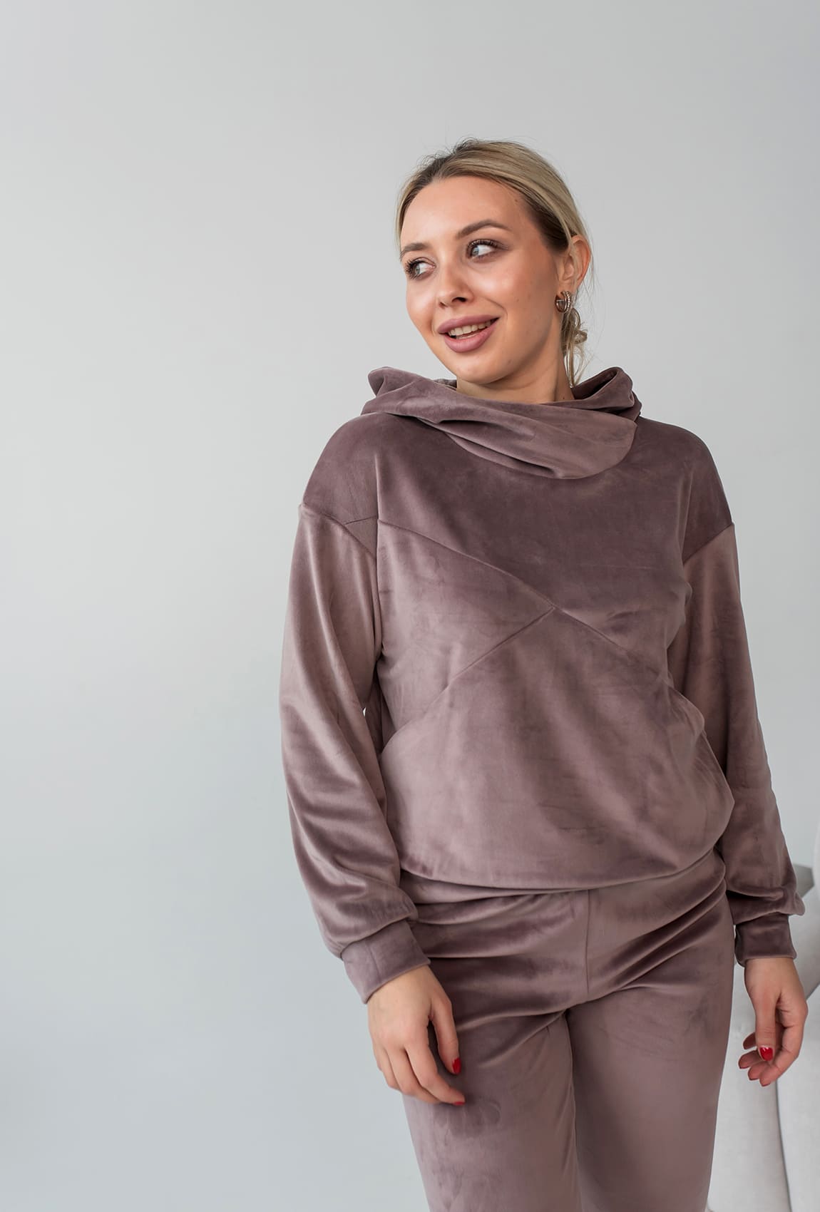 Бронзовый спортивный велюровый костюм (с капюшоном) —  823782. Maritel. Изображенние 1 Бронзовый спортивный велюровый костюм (с капюшоном) —  823782. Maritel. Изображенние 1